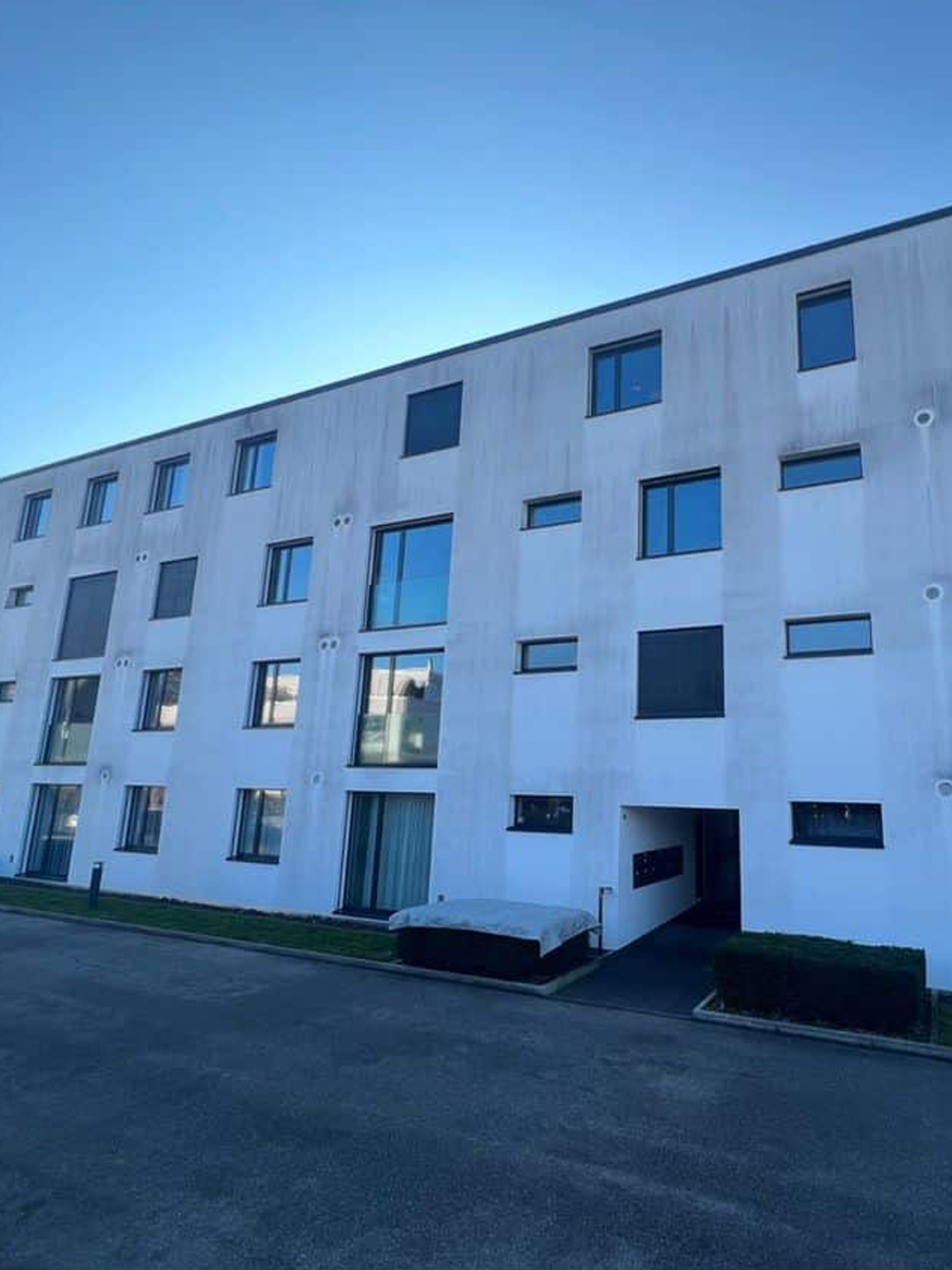 Före: Flerfamiljshus – borttagning av alg- och smutsstrimmor